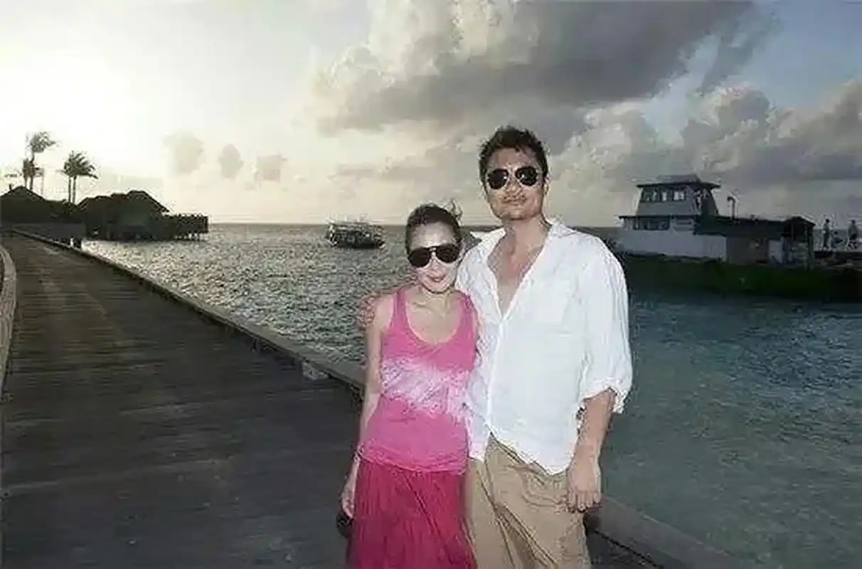 2011年,41岁的刘若英嫁给了身价过亿的钟小江.