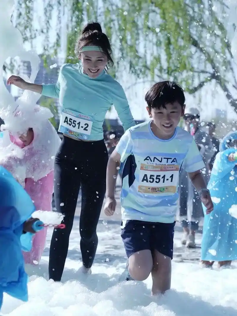 亲子跑 两公里 好厉害哟98.#亲子跑步 #辣妈 #儿童跑步 - 抖音