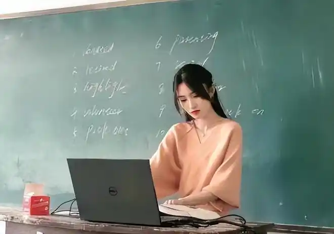 00后女教师穿jk上课家长认为不合适老师表达个人看法