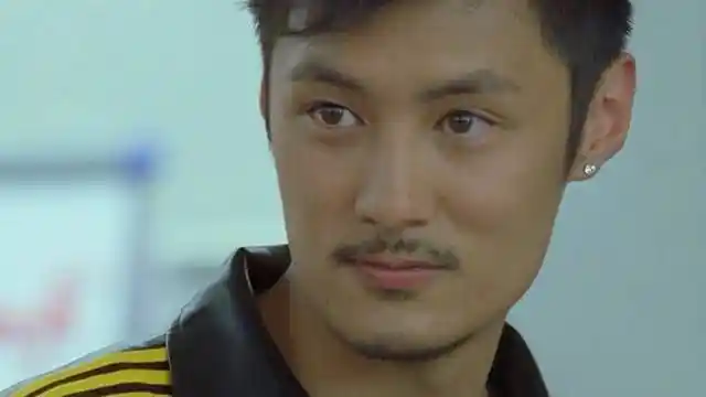 三,余文乐饰演中里毅前不久,网上曝光了几张陈冠希直播的视频截图