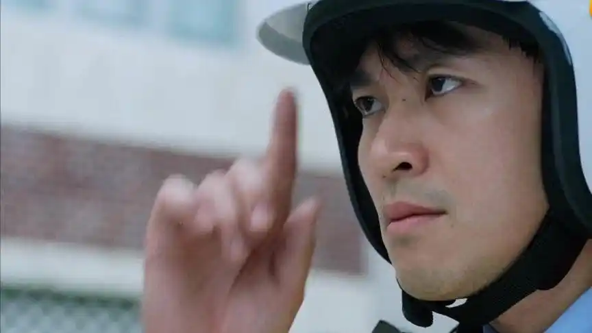 星爷的做交警在路边烤香肠,配上与吴孟达的这段对白,超级搞笑