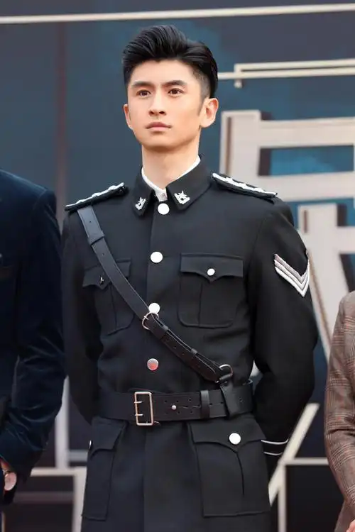 简介:张云龙民国奇探帅气开机照图片,分享一组张云龙图片给大家,图中