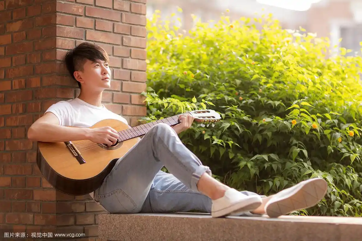 弹吉他的男学生