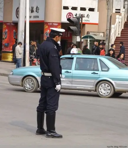 《延安交警爱穿大马靴》