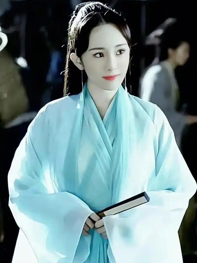 白浅的每一套服装真的都好惊艳呀,青色那套简直就是封神了,穿上之后很