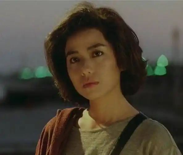 钟楚红出席活动,西装配黑裤端庄优雅,60岁自然美让人酸_时尚_休闲