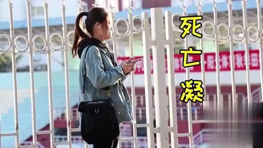 打喷嚏时"喷"路人一脸,遭遇小姐姐死亡凝视!