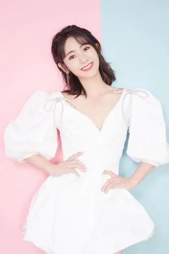 邢菲生日直播吃汉堡薯条顽皮可爱上热搜绿色抹胸裙青春无敌