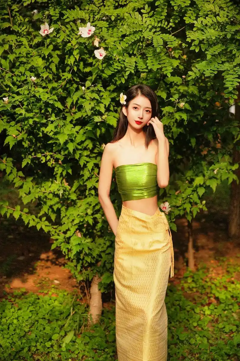 今天是甜甜的傣族姑娘.#傣族写真 #傣族写真风格  - 抖音