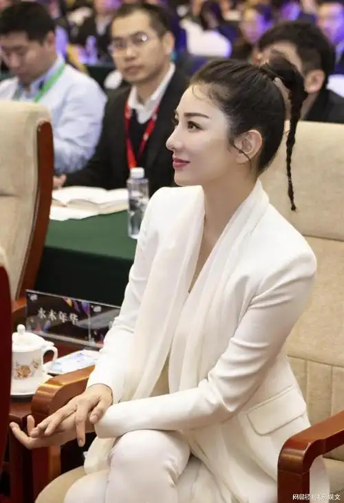 皮肤白皙年轻似18岁少女,感慨生活艰难机会少|张雨绮|许绍洋_网易订阅