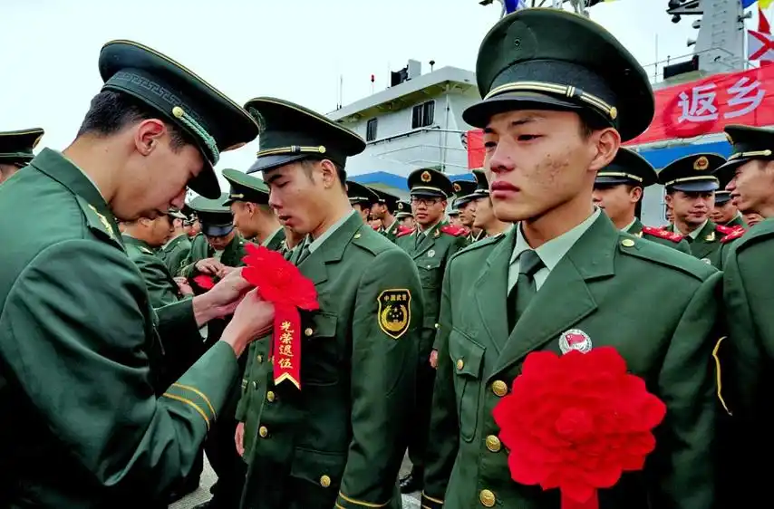 又是一年退伍时 中国各地老兵退伍告别军营_沱滨公园_永城人论坛 -