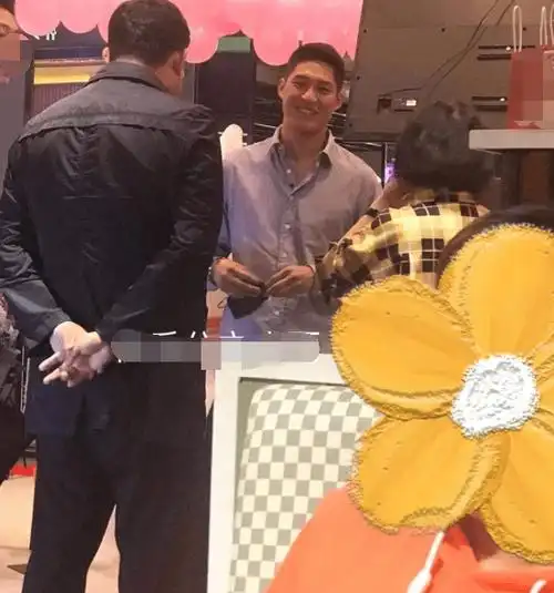 原创吴永恩现身烤肉店与多个女粉丝合影被赞绅士手他姑姑穿王子文同款