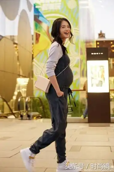 火辣性感明星孕肚照大pk张子萱薄纱遮身超撩人