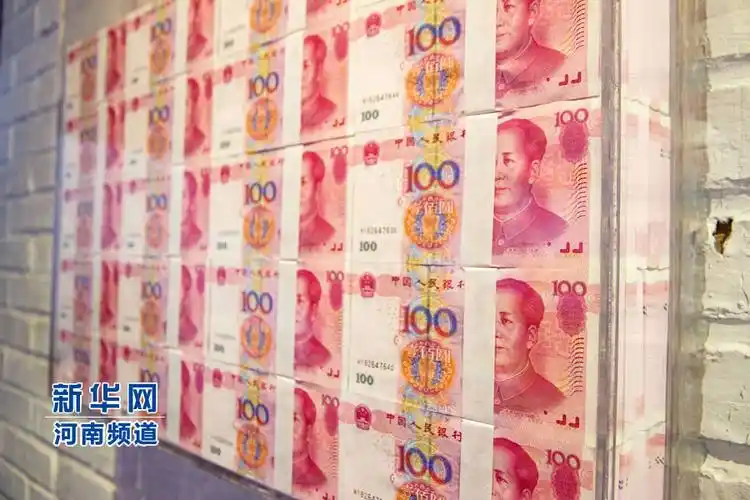 郑州一火锅店挂百万现金当举报奖金大部为点钞券