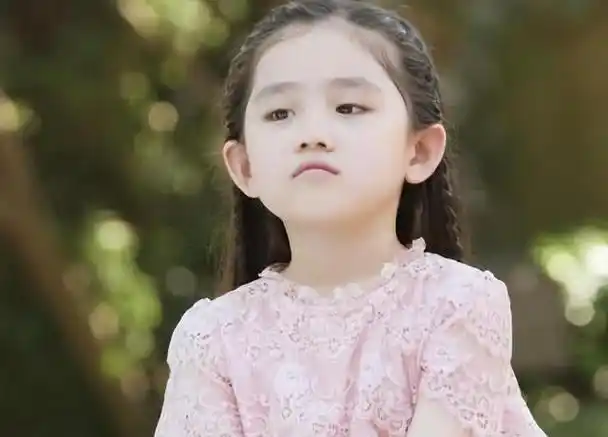 还记得小乐童吗长大后美到出圈难怪孙怡邓伦对她宠爱有加