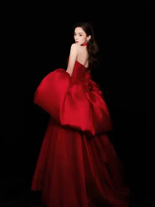 古力娜扎身穿红色缎面挂脖礼服裙复古典雅_时尚_造型_女性