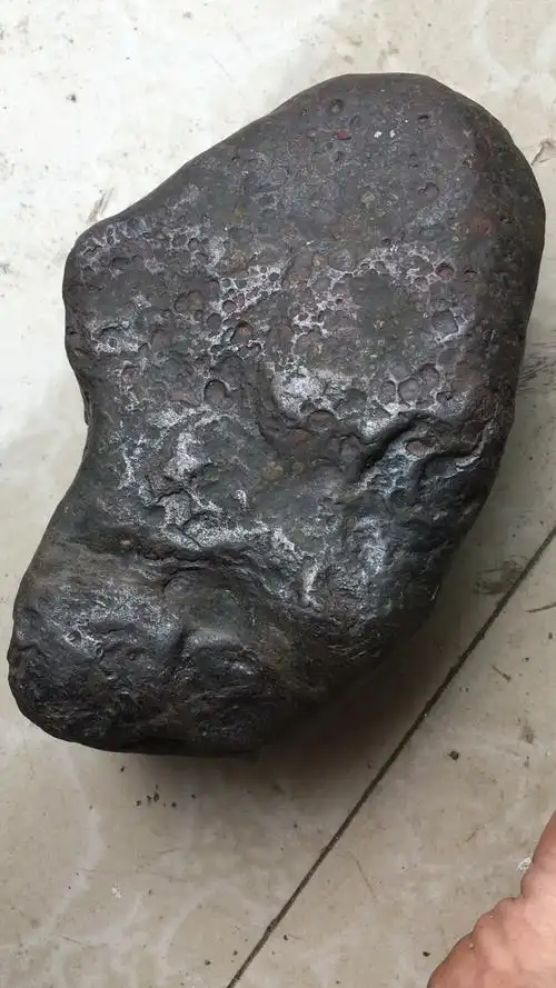 这颗钛辉无球粒陨石重3.7斤!弱磁