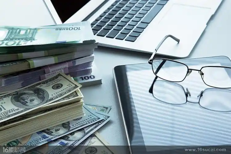 放在桌子上的美元高清图片