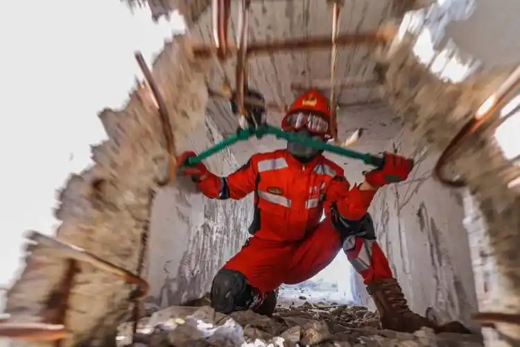 武警逆行冲锋的身影,哪一幕最让你动容_生命_救援_训练