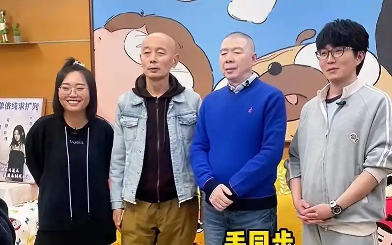 大合照时,他习惯性地把手背在后面,后来发觉冯小刚和葛优都没有背手