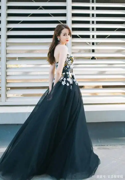 46岁王艳好"冻龄"!穿露脐装搭短裤还要叠穿层薄纱裙,像个少女