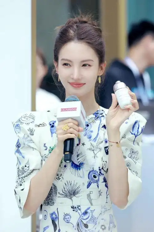 金晨超话90#娇韵诗亚太区美白代言人金晨#我的奇遇里有你.