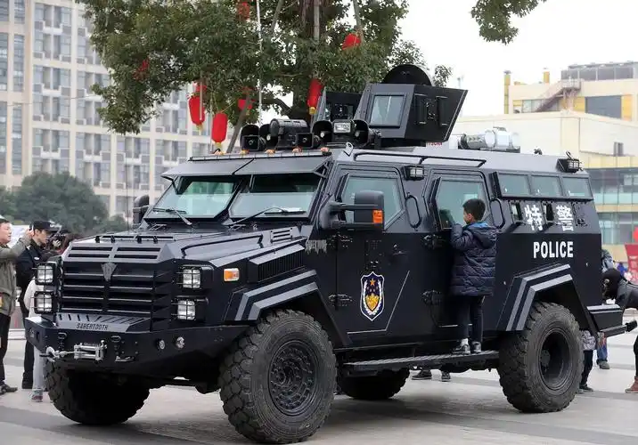 杭州特警展示价值160万防暴装甲车_手机网易网