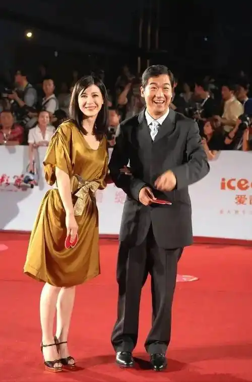 田雨踩拖鞋显嫩似18岁姑娘,李云龙穿西装还是像爸爸_裙子_老婆_形象