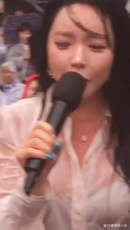 微胖女神洪真英雨中惊艳亮相,湿身衬衣透视装引爆全场!