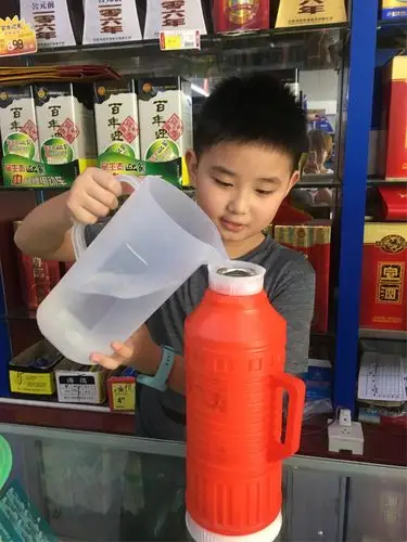装满一升的水我小心翼翼的倒进热水瓶,2次就满了,原来热水瓶也只能装2