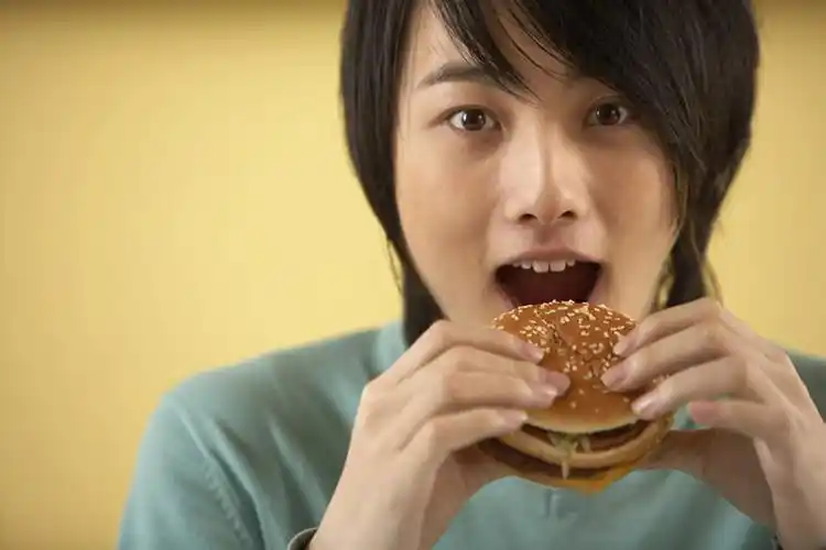 东方人,成年人,脸,头,脸颊,一个人,吃,横图,室内,特写,留白,正面,北京