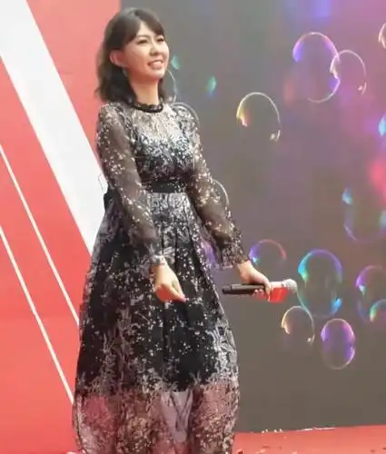 路人拍的歌手卓依婷,37岁就穿大妈裙,谁知却有双"少女腿"!