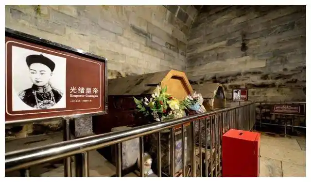 如果你来看这个地宫,除了光绪皇和隆裕皇后的陵墓之外,你只能看一个