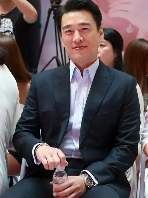 王耀庆:外表富有内涵,聚焦事业与爱情的演艺富豪