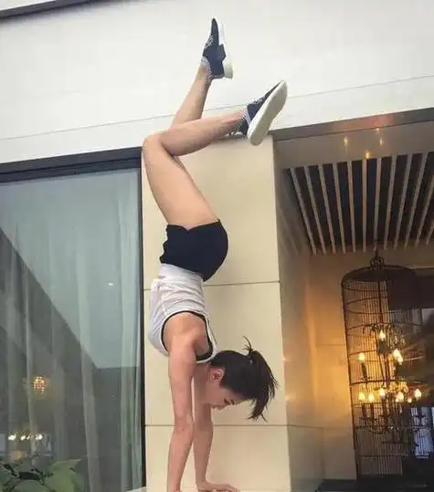 "恋爱脑"何雯娜:15岁退队与初恋私奔,与前男友陈一冰互撕多年