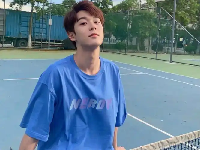 我的阳光帅气男大学生吴宇恒又回来啦