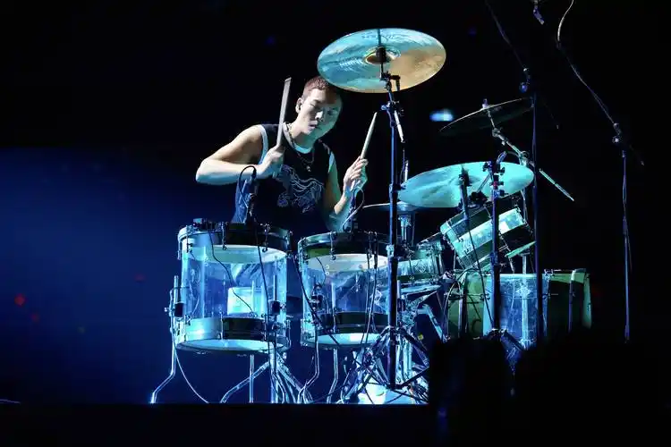 陈伟霆江苏卫视跨年演唱会架子鼓首秀带来新年新惊喜