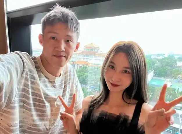 周鹏和妻子近照:34岁依旧很强,妻子1米88,越来越美了|孙悦|陈露|广东