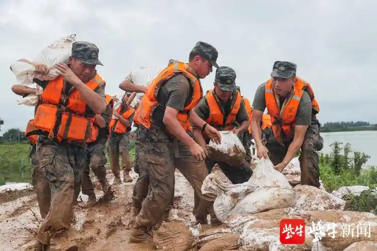 哪里有险情,哪里就有解放军 东部战区2.9万余名官兵奋战抗洪一线