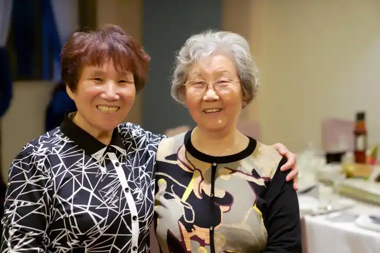 蓁蓁,爱珍二位阿姨合影