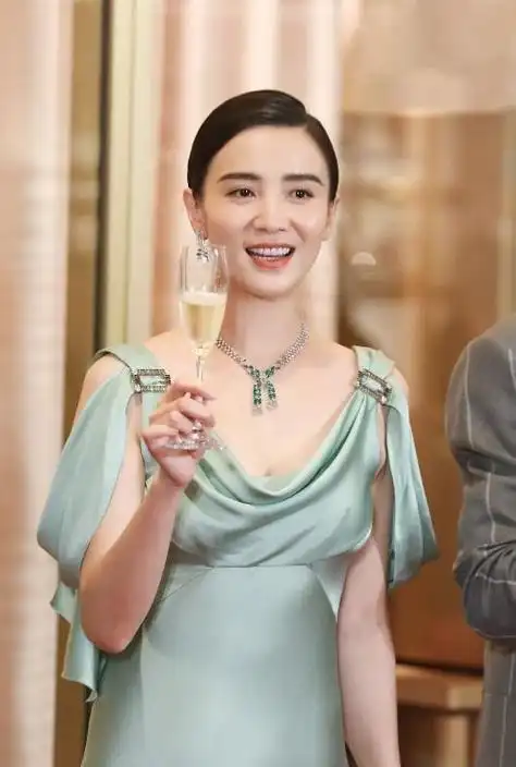 她曾被4个男人追求,和5婚导演同居5年,"狠人"宋佳有多疯狂