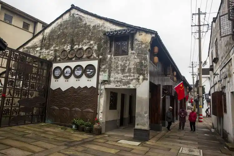 江南水乡菱湖镇,早在唐朝的宝历元年(公元825年),湖州刺史崔元亮修建