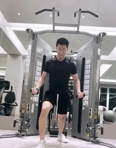 时,何超莲晒出了窦骁健身的美照,从图中我们可以看出窦骁肌肉感十足