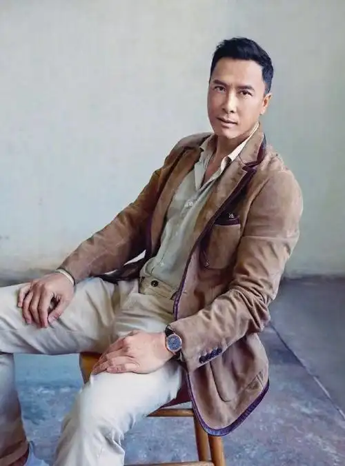 甄子丹新封面出炉穿白色衬衣痞气十足嘴角上扬霸气外漏