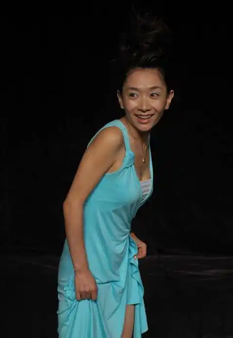 著名主持人王芳,年少成名依旧尽职尽业,成为妈妈后转为情感博主_父母