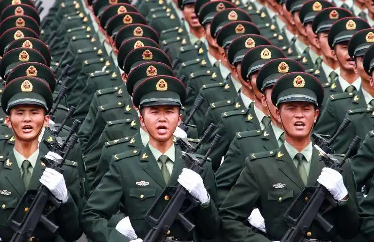 "东北抗联"英模部队方队在进行严格训练