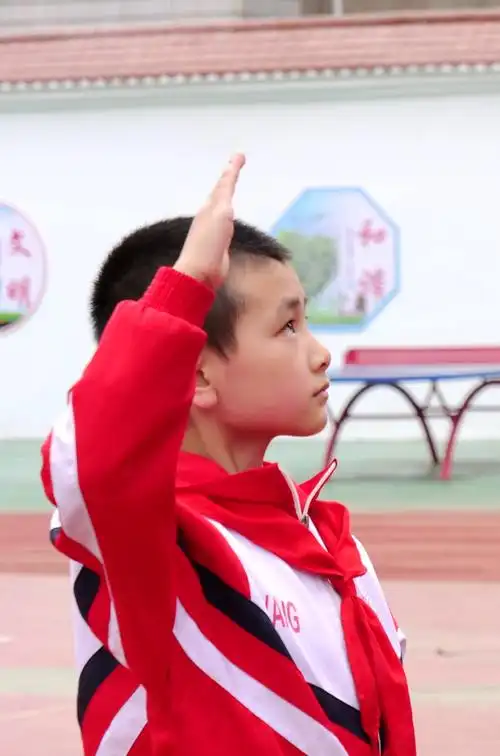 向国旗敬礼 向英雄致敬——山阳城区二小开展庆祝建国71周年爱国主义