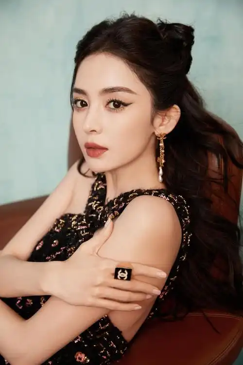 组图:古力娜扎着金色刺绣裙衬托雪白肌肤 眼神深邃气质迷人