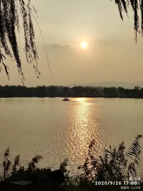 下午去颐和园拍照美景,拍秋天的美景,拍夕阳西下的美景,太美啦.