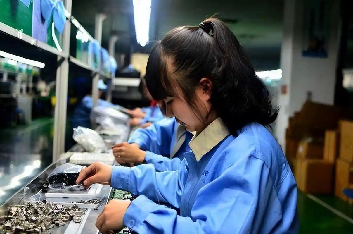 为何工厂女生那么多,还有许多男工打光棍?厂妹说出几个关键原因